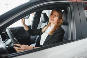 jong mooi bedrijf vrouw zittend in haar auto. foto