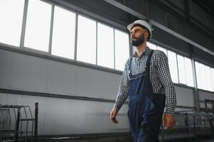 portret van een arbeider in uniform Bij de fabriek foto