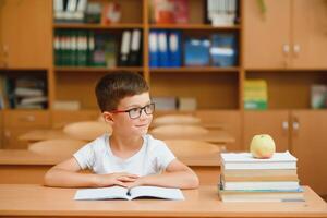 school- jongen in klas Bij les foto