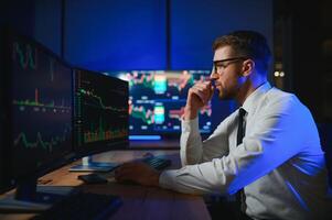 financieel analisten en dag handelaren werken Aan een computers met meerdere monitoren foto
