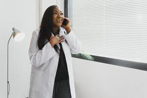 geneesmiddel, mensen en gezondheidszorg concept - Afrikaanse Amerikaans vrouw dokter of verpleegster Bij ziekenhuis. foto