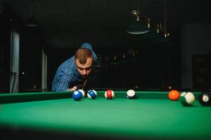 Mens spelen biljart in een club foto