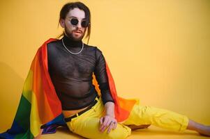 jong, knap homo Mens Aan een gekleurde achtergrond in de studio. lgbt concept. foto