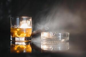 whisky drinken met roken sigaar foto