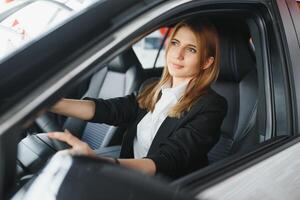 jong mooi bedrijf vrouw zittend in haar auto. foto