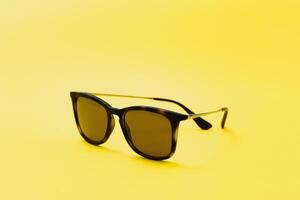 elegant zonnebril Aan een geel achtergrond hoog kwaliteit foto zonnebril.