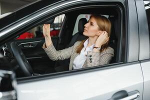 foto van gelukkig jong vrouw zittend binnen haar nieuw auto. concept voor auto verhuur.