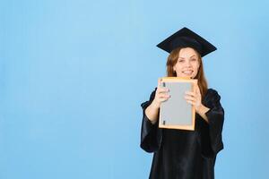 vrouw afstuderen leerling vervelend diploma uitreiking hoed en gewaad, Aan blauw achtergrond foto