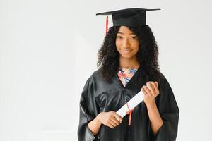 vrolijke Afro-Amerikaanse afgestudeerde student met diploma in haar hand foto