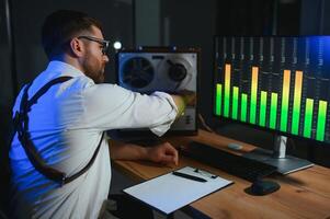 een mannetje spion luistert en records gesprekken Aan een reel-to-reel plakband opnemer foto