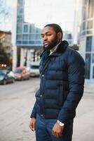 Afrikaanse Amerikaans Mens in elegant nieuw kleren Aan de straat foto