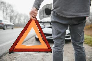 verdrietig Mens Aan de weg De volgende naar de gebroken auto foto