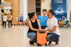 portret van op reis familie met koffers in luchthaven foto