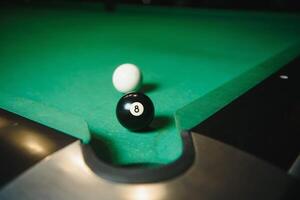 zwart bal schot in snooker spel. foto