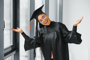 gelukkig Afrikaanse Amerikaans vrouw leerling met diploma Bij diploma uitreiking foto