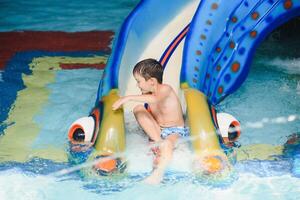 jongen hebben pret in aqua park foto