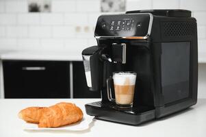 cappuccino en espresso koffie machine foto