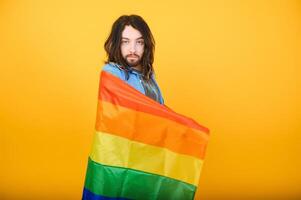 jeugd transgender lgbt met regenboog vlag Aan schouder geïsoleerd kleur achtergrond. geslacht uitdrukking trots en gelijkheid concept. foto