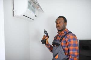 professioneel klusjesman installeren lucht conditioner in een kamer foto