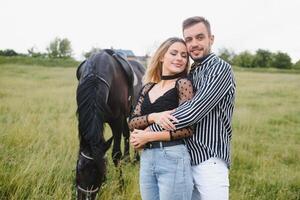 liefhebbend paar met paard Aan boerderij foto