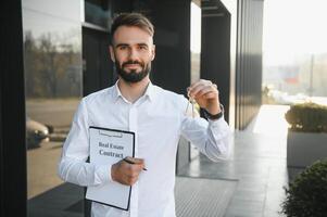 zakenman of echt landgoed middel klaar naar bespreken bedrijf en staat tegen nieuw gebouw foto