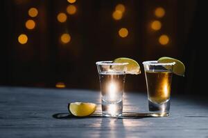 Mexicaans tequila met limoen en zout Aan houten tafel, selectief focus. kopieerruimte. foto