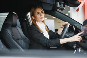 jong mooi bedrijf vrouw zittend in haar auto. foto