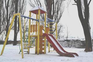 winter speelplaats kinderen. sneeuw in de straat. winter vakantie. foto