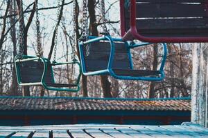 oud carrousel in de park. wijnoogst schommel Bij winter het weer. foto