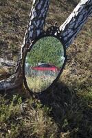 de auto in veld- in de reflectie van wijnoogst spiegel. foto