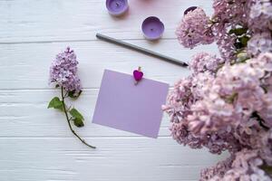 leeg roze blanco Aan en lila Aan een wit houten tafel, top visie. foto