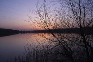 zonsondergang landschap. vijver Bij zonsondergang tijd. avond kleur van lucht. foto