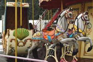 wijnoogst Europese carrousel in een park. vrolijk Gaan ronde paarden. retro stijl carrousel. foto