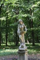 standbeeld van vrouw in de park. foto