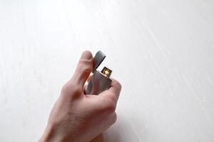 Mens Holding een USB aansteker in zijn handen. foto