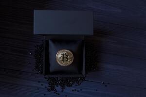 gouden bitcoin in een zwart doos. goud munt van cryptogeld. foto