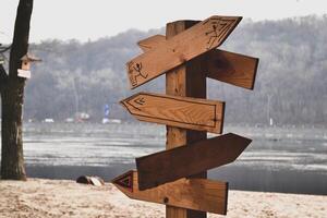 houten wijzer Aan de strand. richting pijlen Aan de strand. foto