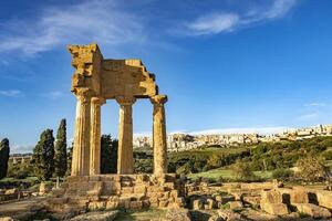 stoffelijk overschot van de tempels van castor en pollux, vallei van de tempels, agrigento, Italië. foto