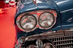 sinsheim, duitsland - 16 oktober 2018 technik museum. focus op details. cabriolet retro auto geparkeerd binnenshuis op de rode tegel op auto tentoonstelling foto