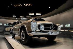 stuttgart, duitsland - 16 oktober 2018 mercedes museum. goede verlichting. bruine auto uit retro collectie binnen geparkeerd op autoshow foto