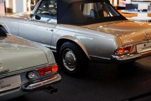 stuttgart, duitsland - 16 oktober 2018 mercedes museum. goed gepolijst. mooie oude retro auto's op de autoshow foto