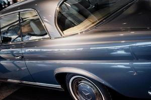 stuttgart, duitsland - 16 oktober 2018 mercedes museum. vanaf de achterkant. deel van de klassieke blauwe auto die binnen staat geparkeerd foto