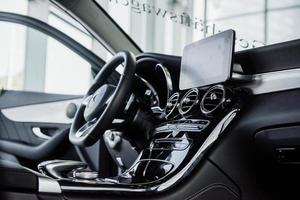 stuttgart, duitsland - 16 oktober 2018 mercedes museum. de tablet bij het stuur. binnenkant van gloednieuwe auto met zwart interieur foto