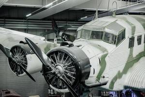 sinsheim, duitsland - 16 oktober 2018 technik museum. historische oude vliegtuigen binnen op de tentoonstelling foto