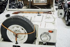 sinsheim, duitsland - 16 oktober 2018 technik museum. voorkant van de witte jeep met bijl op de motorkap foto