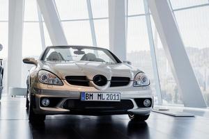 stuttgart, duitsland - 16 oktober 2018 mercedes museum. wit gekleurde moderne auto binnen geparkeerd in de buurt van ramen en ander voertuig aan de zijkant foto