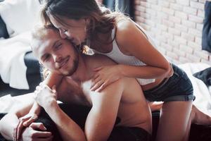 sensuele relaties, man en vrouw spelen in bed. foto