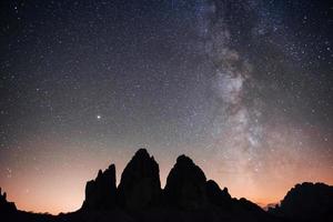 prachtig landschap met melkweg over tre cime drie pieken bergen 's nachts foto