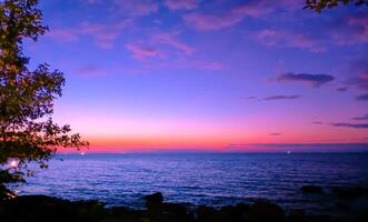 zonsondergang tegen blauw hemel.mooi tropisch strand foto