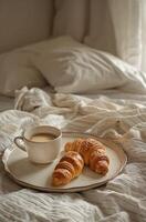 ai gegenereerd ontbijt croissant en koffie Aan dienblad over- bed foto
